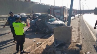 Otomobil aydınlatma direğine çarptı: 3 yaralı 