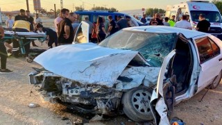 Panelvan ile otomobil kafa kafaya çarpıştı: 3 yaralı 