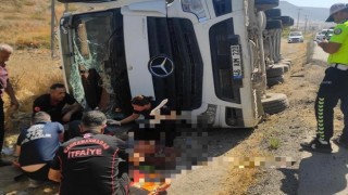 Devrilen tır sürücü ağır yaralandı 