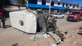 Hafif ticari araç ile kamyon çarpıştı: 1 ağır yaralı