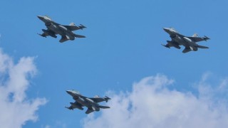 Savaşan Şahinler, Dünyanın En Büyük Türk Bayrağını gösteri uçuşuyla selamladı