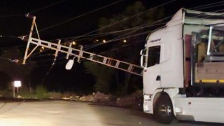 Şiddetli rüzgar çatıları uçurdu elektrik direklerini devirdi 