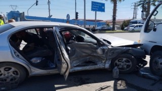 Hafif ticari araç ile otomobil çarpıştı: 3 yaralı 