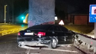 Kahramanmaraş’ta otomobil bariyerlere çarptı: 2 yaralı 