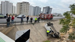 Kahramanmaraş’ta otomobil ile çarpışan hafif ticari araç kanala düştü: 1 yaralı 