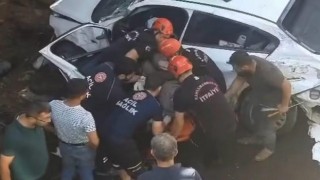Kamyonla çarpışan sürücü otomobiliyle köprüden aşağı düştü 
