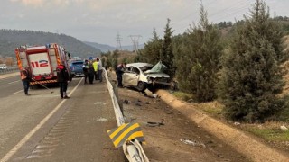 Otomobil bariyerlere çarptı: 1’i ağır 2 yaralı