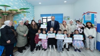 Başkan Toptaş’a karne programında miniklerden doğum günü sürprizi