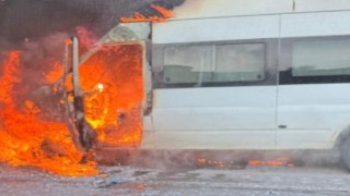 Seyir halindeki minibüs alev topuna döndü 
