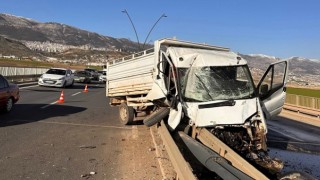 Kamyonet bariyere ok gibi saplandı 