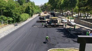 Büyükşehir, Dulkadiroğlu Pınarbaşı Caddesi’nde Asfalt Mesaisine Başladı