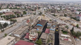 Büyükşehir, Menderes Mahallesi’nde Sıcak Asfalt Serimine Başladı