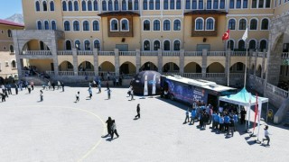Pusula Maraş’ın Bilim Otobüsü Elbistan’da Gençleri Keşif Yolculuğuna Çıkardı
