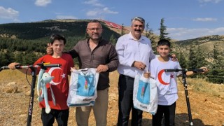 Scooterlarını bayrak sevgisi için sürdüler